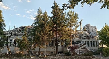 Depremde hasar alan hükümet konağı yıkıldı