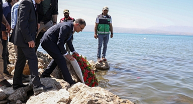 Depremde hayatını kaybedenleri andılar