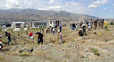 Depremde kaybedilen her çocuk için bir fidan dikildi   