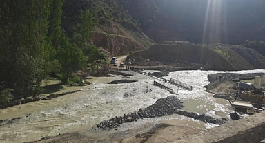 Dere yatağı taştı köprü sular altında kaldı