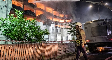 Dev fabrika 24 saattir alevlere teslim