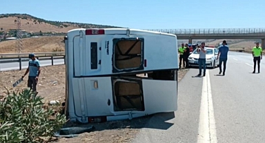 Devrilen minibüste 13 kişi yaralandı