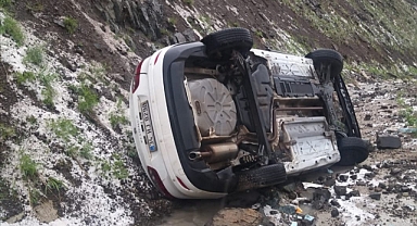 Devrilen otomobildeki 5 kişi yaralandı