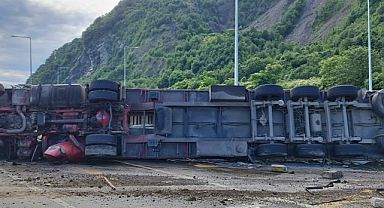 Devrilen tır karayolunu ulaşıma kapattı   