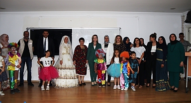 Diktikleri giysileri çocuklarıyla defilede tanıttılar