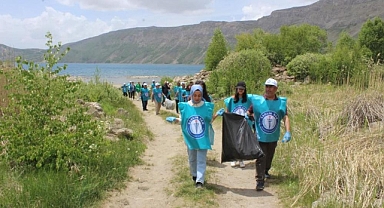 Doğa harikası Nemrut’ta çevre temizliği