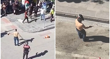 Elinde bıçakla yarı çıplak caddeye çıktı: Kimse ne olduğunu anlayamadı