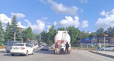 Emi, emi, arkaya kamçı!