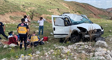 Erzurum'da hafif ticari araç dere yatağına devrildi, 6'sı çocuk 9 kişi yaralandı