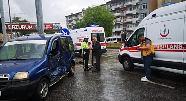 Erzurum'da hasta taşıyan ambulans kaza yaptı