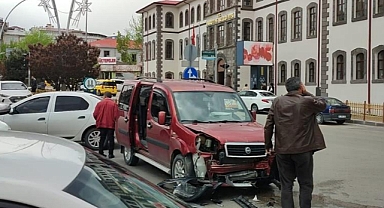 Ters yöne giren yabancı plakalı otomobil kazaya neden oldu