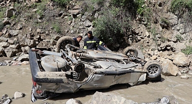 Erzurum'da otomobil köprüden dereye uçtu: 1 ölü 1 yaralı