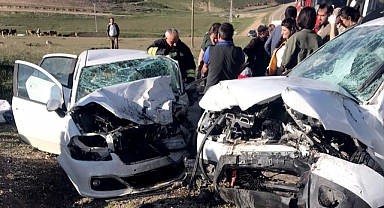 Erzurum'da otomobiller birbirine girdi: 5 Yaralı