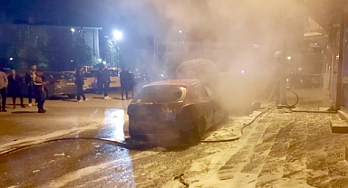 Erzurum'da park halindeki 2 araç yandı