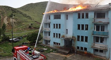 Erzurum'da şimşek çaktı, sökülen çatı alev aldı!