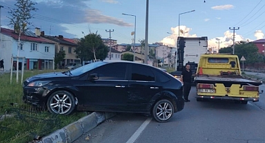 Erzurum'da tır otomobili görmedi, metrelerce sürükledi!