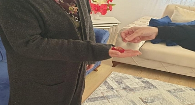 Ev borcu olan iki yetim aileye altın yardımı