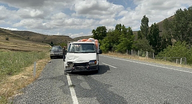 Feci kaza... Transit ile pikap çarpıştı!