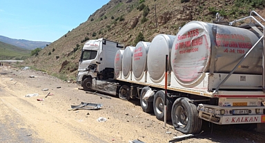 Freni tutmayan tır, seyir halindeki 2 tıra çarptı