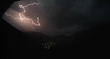 Geceyi şimşekler aydınlattı