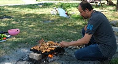 Güneşli havanın tadını mangal yakarak çıkardılar