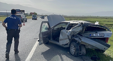 Hafif ticari araç otomobille çarpıştı, yaralılar var!
