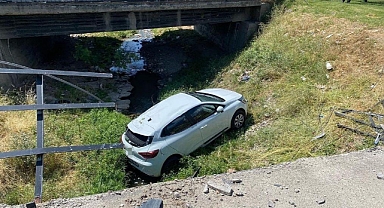 Hakimiyetini kaybetti dereye uçtu