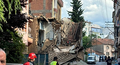 Hasarlı evde göçük meydana geldi   