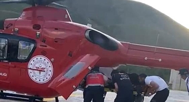 Hayvan tepti, helikopter havalandı!