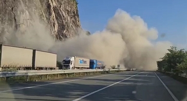 Heyelan anı araç kamerasına yansıdı, etrafı toz bulutu kapladı 