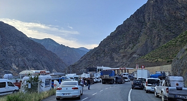 Heyelan nedeniyle yol kapandı