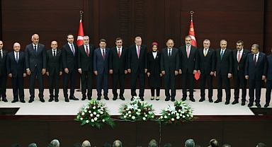 İki isim hariç bakanların hepsi değişti