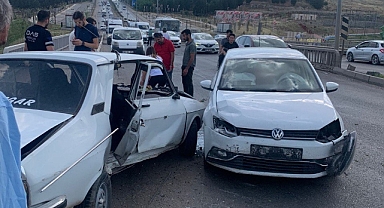 İki otomobil çarpıştı, yaralılar var!