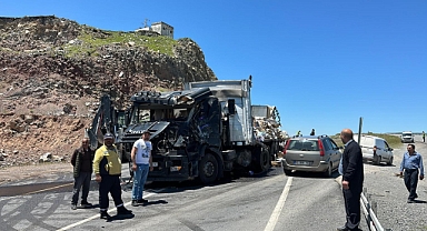 İki tır kafa kafaya çarpıştı!