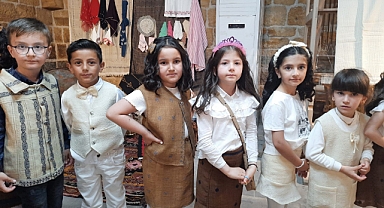 İlkokul öğrencilerinden ehram defilesi