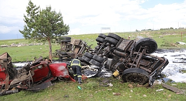 İranlı sürücü devrilen zift tankerinin altında can verdi