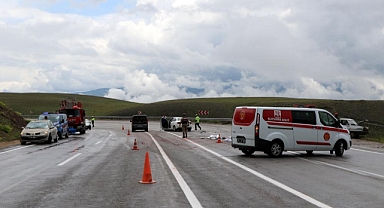 Islak zeminde kayan iki otomobil çarpıştı!