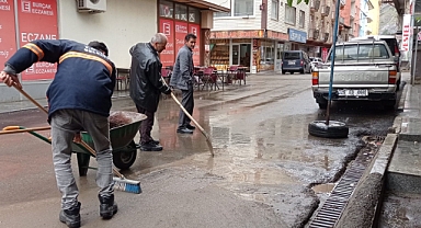 İspir’de altyapı çöktü, iş yerlerini su bastı