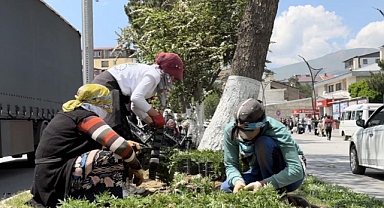 Kadın elinin değdiği her yer çiçek açıyor