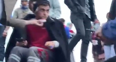 Kamyon devrildi, gıda maddeleri etrafa savruldu