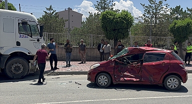 Kamyonla otomobil çarpıştı! 3 öğretmen yaralı