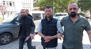 Kardeşini bıçakladı, tatile çıktı!