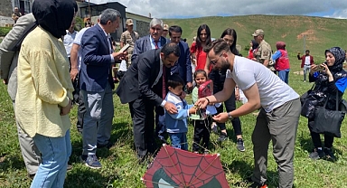 Karnelerini alıp uçurtma uçurmaya koştular