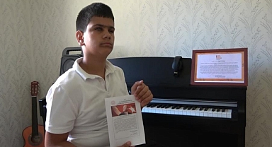 Karnesini aldı, piyanosunun başına geçti