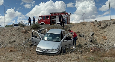 Karşı şeride geçen otomobil şarampole uçtu