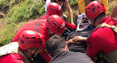 Kayalıktan düştü, askeri helikopterle hastaneye ulaştırıldı