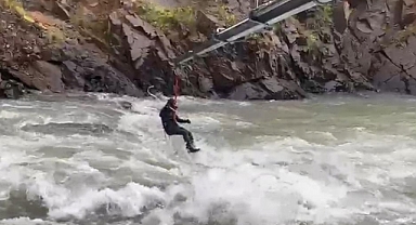 Kayıp sürücü vinç yardımıyla azgın sularda aranıyor