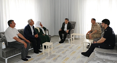 Kaymakam Özçelik, şehit ailesini ziyaret etti