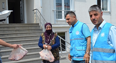 Kesilen kurbanlar, ailelere dağıtıldı
