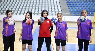 Kız hentbolcular milli takıma seçilmek için mücadele edecek